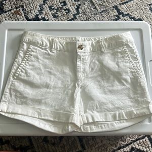 Size 4P Banana Republic cuffed white shorts